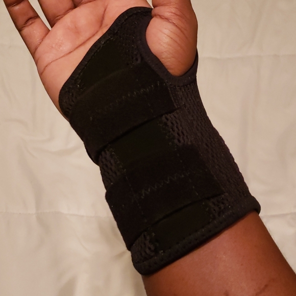 Mueller Wrist Brace- Right Wrist - Picture 5 of 5